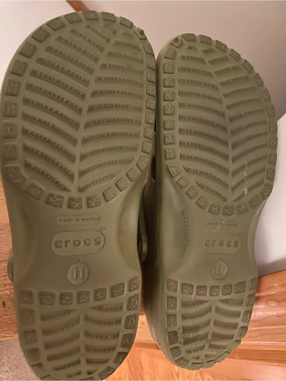 OLIVE GREEN CROCS MEN’S SIZE 11